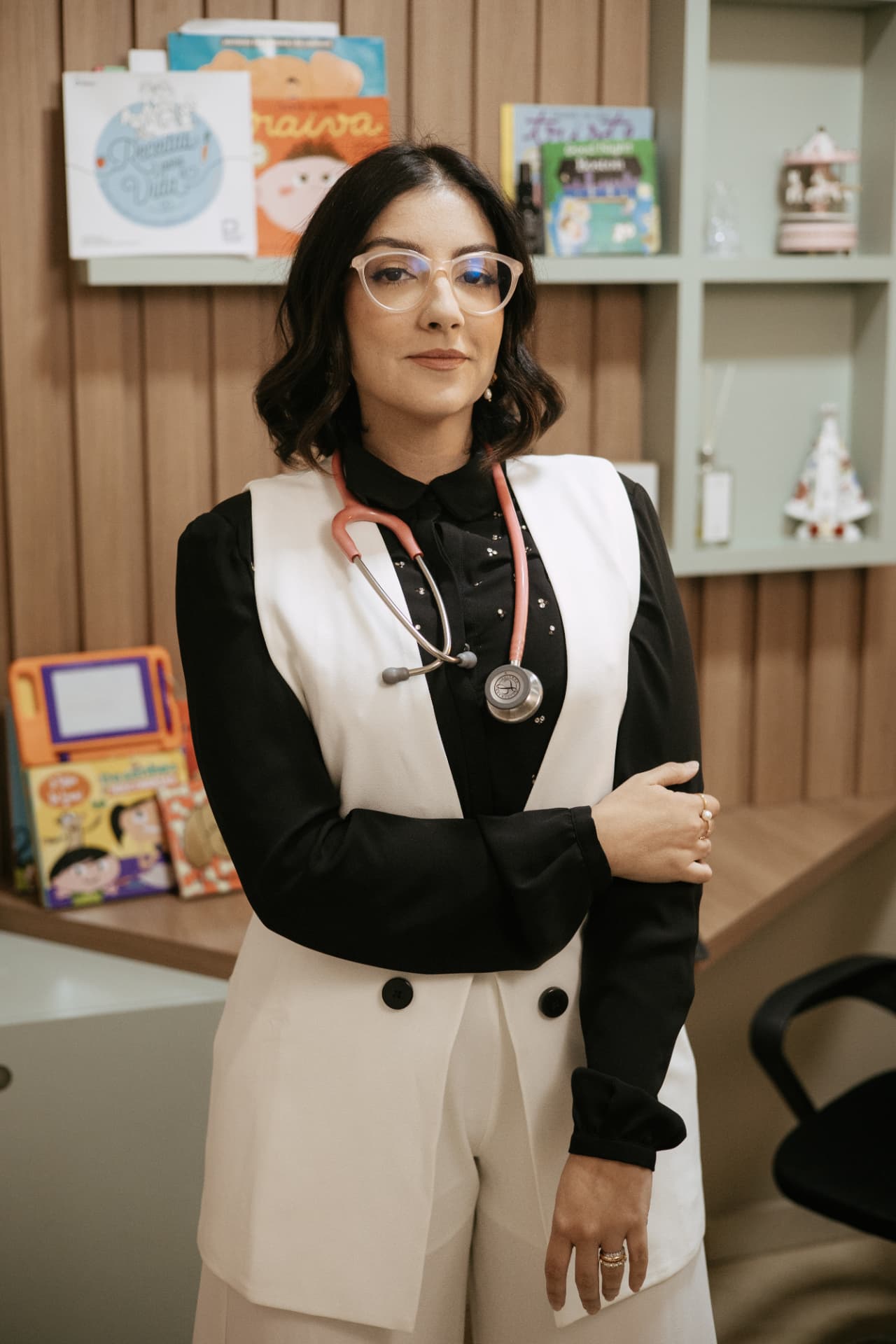 Dra. Priscilla Duprat em seu consultório, com estetoscópio